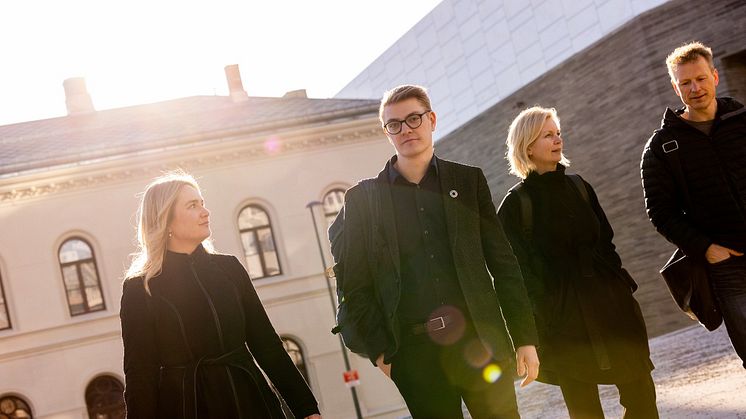 Forfatterne av rapporten fra venstre: Sophie Bruusgaard Jewett (PwC), Erlend Bjørklund (PwC) og ZEROs fagsjef, Stig Schjølset. Her sammen med ZERO-leder, Sigrun Aasland. Foto: Espen Sturlason