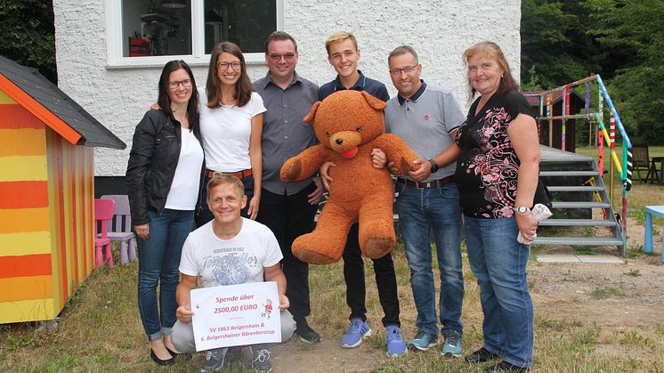 Die Belgershainer Sportfreunde (v.l.n.r.) Kathrin Grimm, Enrico Richter, Marius und Jan Pischer, Veronica Lauschke sowie Gerald Häusler (vorn) übergaben den symbolischen Scheck an Ulrike Herkner von Bärenherz (2.v.l.).
