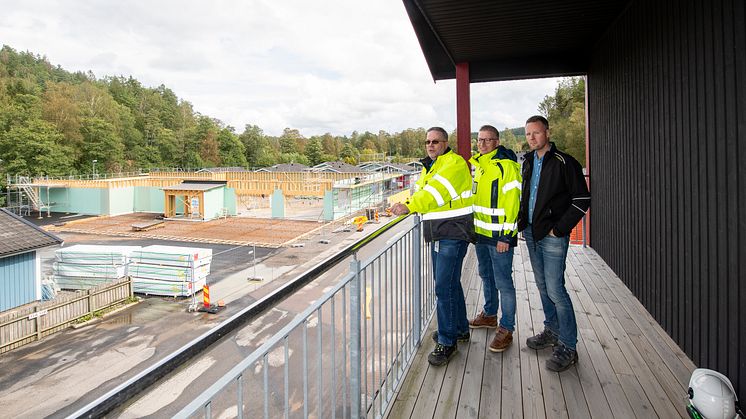 Gekås stugby har en beläggning på 80-90%. En ny restaurang och fler badtunnor kommer att erbjuda gästerna en ännu bättre upplevelse. Frv Sven-Erik Larsson, Per-Anders Gustavsson och Magnus Larsson