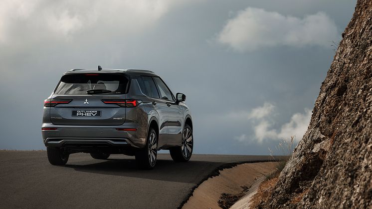 New Outlander PHEV_017L.jpg