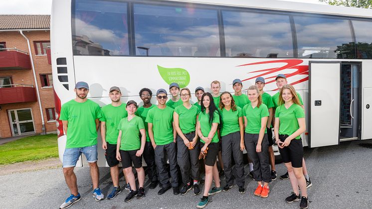 Hela gänget som åkte runt med Förbos sommarjobbsbuss