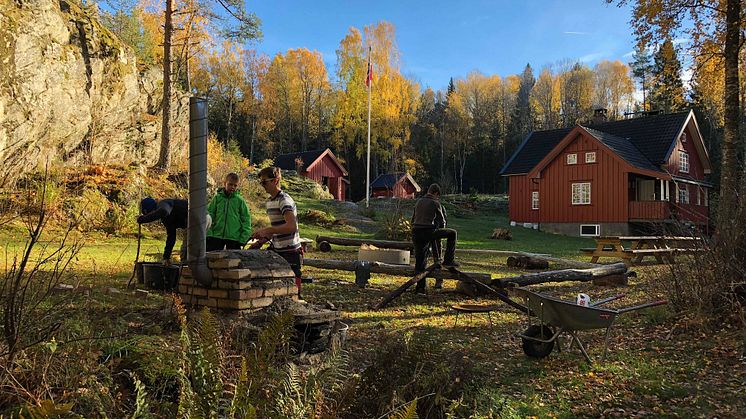 "1. Fredrikstad speidergruppe" får støtte til solcelleprosjekt på speiderhytta. Unge speiderledere som går på tekniske linjer på videregående skole skal være med og gjennomføre prosjektet. (Foto: Hans Jacob Sandberg).