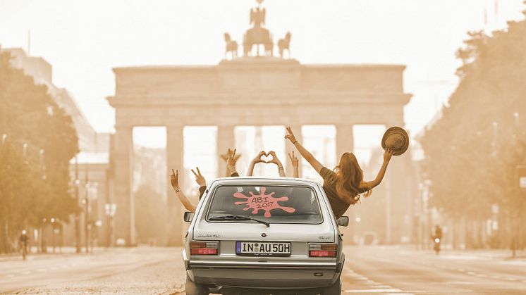Audi 50 fra Audis historiske samling - foran Brandenburger Tor