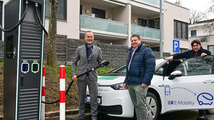 Die Ladeinfrastruktur in Friedberg wird weiter ausgebaut. Im Bild v.l.: Roland Eichmann, Erster Bürgermeister von Friedberg, Michael Smischek und Andreas Schug von den Lechwerken. (Foto: LEW / Thorsten Franzisi)