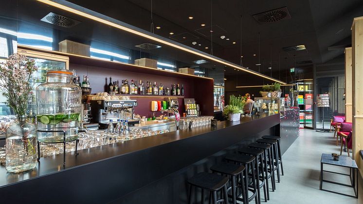 Bar und Eingangsbereich im Meininger Hotel Leipzig Hauptbahnhof