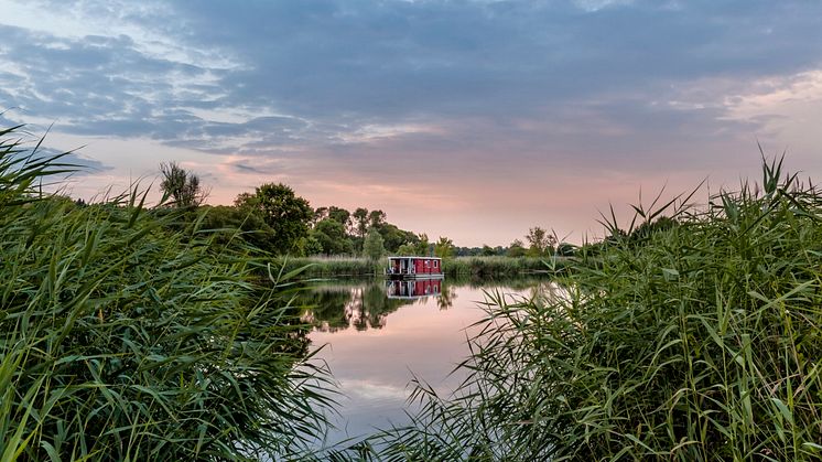Der Natur ganz nah ist man beim Hausbooturlaub in Brandenburg. Foto: www.BunBo.de