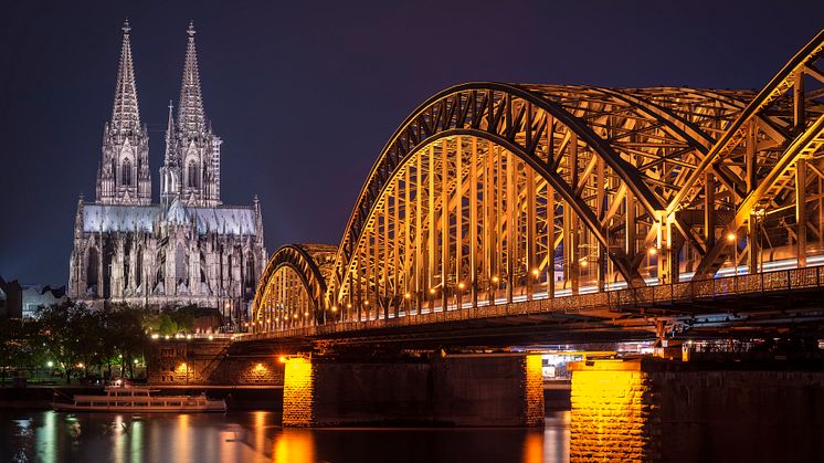Köln Dom mit Hohenzollern Brücke über den Rhein, UNESCO Welterbe, Route der Rheinromantik © Lookbook/Günther Bayerl