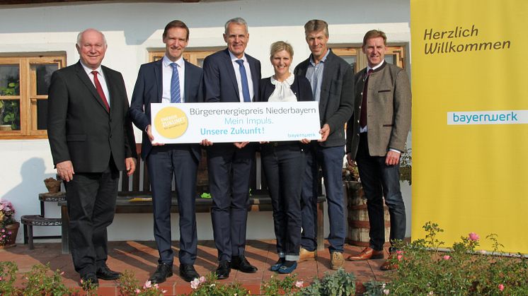 Auftakt zum Bürgerenergiepreis Niederbayern. v.l.: Landrat Heinrich Trapp, Regierungspräsident Rainer Haselbeck, Christoph Henzel vom Bayernwerk, die Vorjahressieger Helga und Anton Sporrer und Bürgermeister Herbert Sporrer.