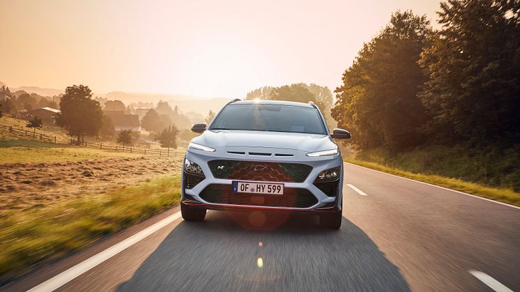 hyundai-kona-n-test-drive-sonic-blue-driving-01