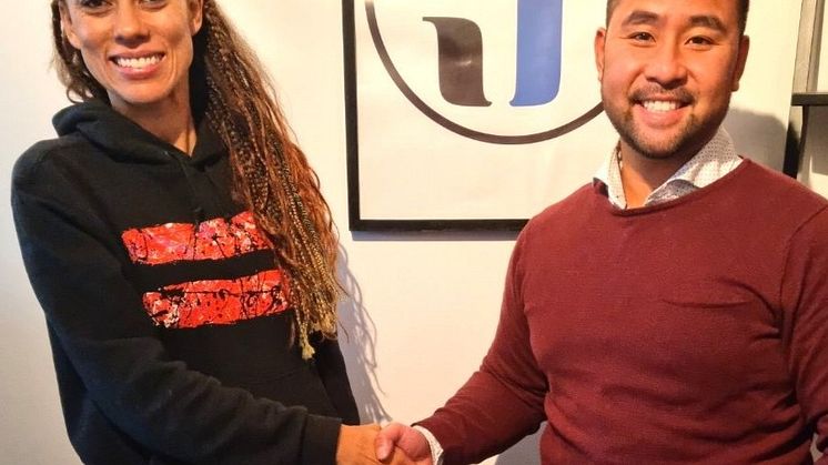 Vanessa Santos, RSA Fastighet & Trädgård, skakar hand på ett samarbete med Jobbie som redan resulterat i flera anställningar.