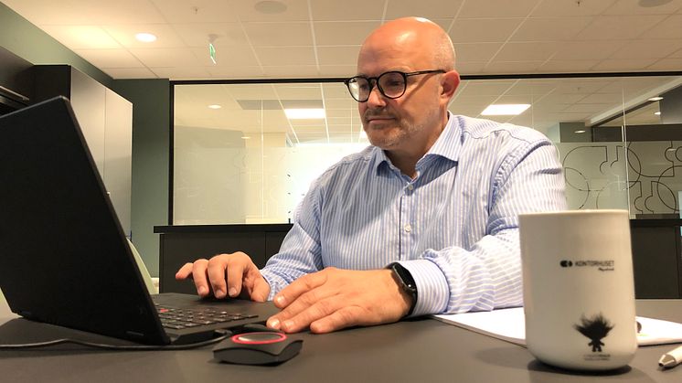 – Har du med PC så stiller vi med alt annet du trenger for å skape verdier, sier daglig leder Hakon Lærum i Kontorhuset. 