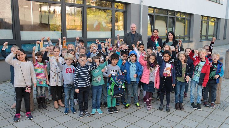 Die Schüler der Grundschule Kruppstraße gehen mit den BLINKIS sicher in die dunkle Jahreszeit