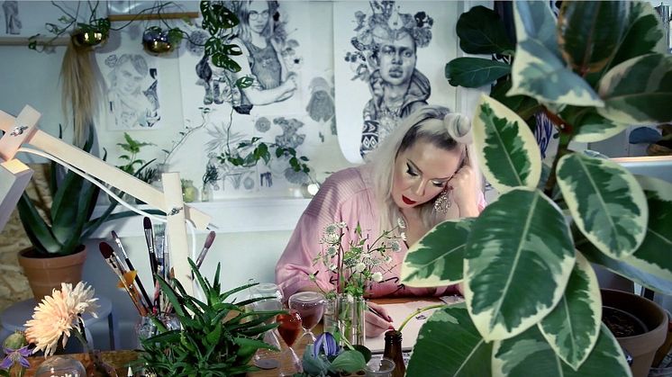 Still: Porträtt Beata Boucht i ateljé 