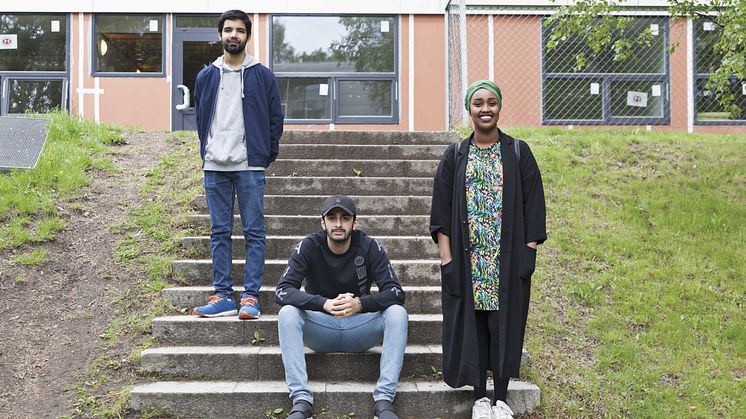 Fra venstre: Hamzah Sajid (22), Saif Khan (22), og Kafia Mohamud (19) jobber som erfaringskonsulenter når Vestre Aker bydel setter i gang Hovseterløftet.