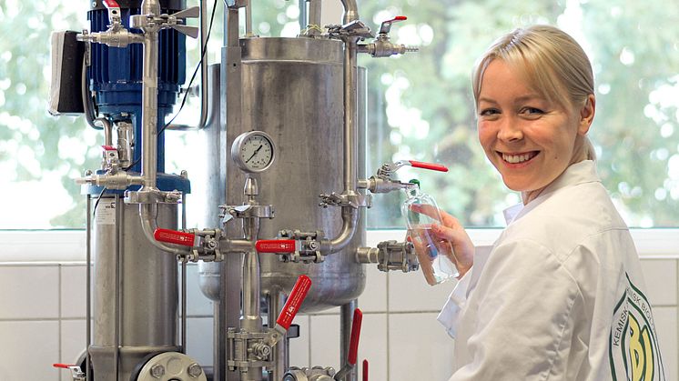 Elin Gustafsson utför provkörning i Mercatus lab.