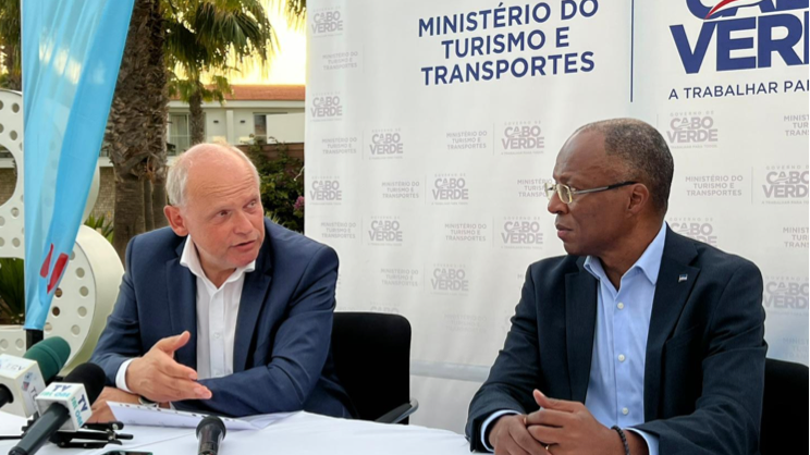 Avsiktsförklaringen undertecknades på av turism- och transportministern Carlos Jorge Duarte Santos (till höger), Sebastian Ebel, CEO för TUI-koncernen (till vänster), samt Thomas Ellerbeck, styrelseordförande för TUI Care Foundation.