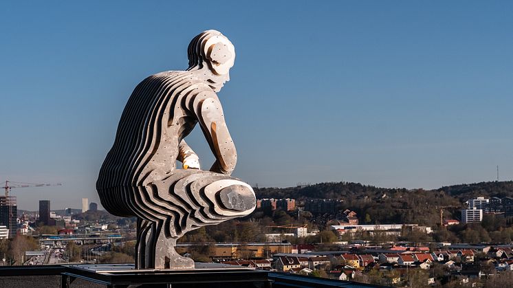 Crouching Man av Thomas Broomé, placerad på GoCo House tak vid GoCo Health Innovation City 