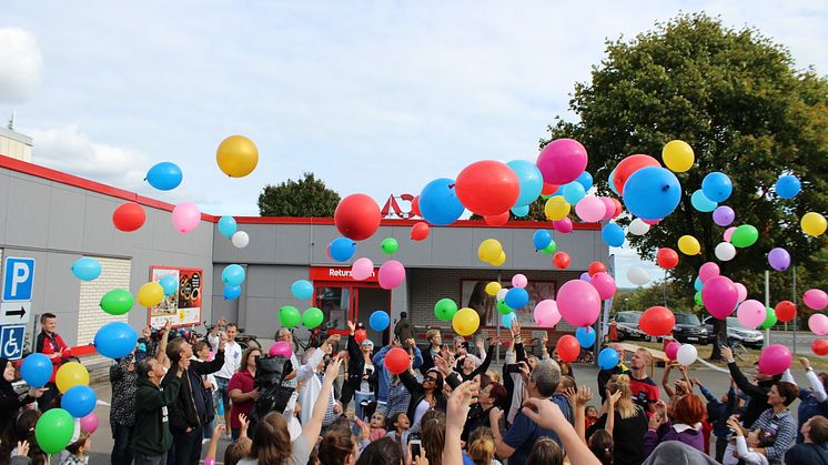 Alla besökare fick vara med och släppa ballongerna vid invigningen. 