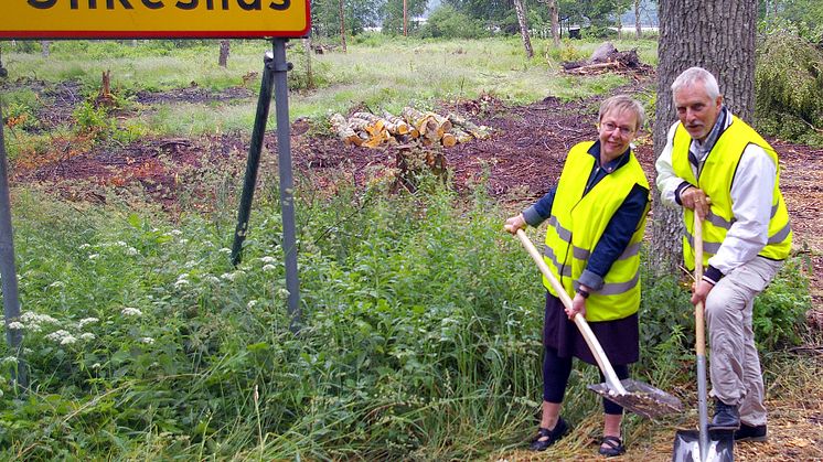Anita Lindstedt och Hagart Valtersson, vice ordf respektive ordf i samhällsplaneringsnämnden tar första spadtaget