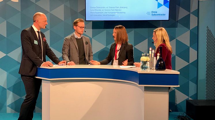 Hur kan små och medelstora företag stärka sin innovationskraft? Det var frågan på scenen på Elmia Subcontractor på tisdagen. Från vänster ses moderatorn Bengt Spjuth, Gustav Österström, vd på Science Park Jönköping, Maria Rosendahl, chef kompetensför