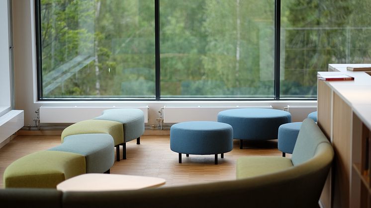 Sydskogen skole, lyse og fine lokaler, her biblioteket