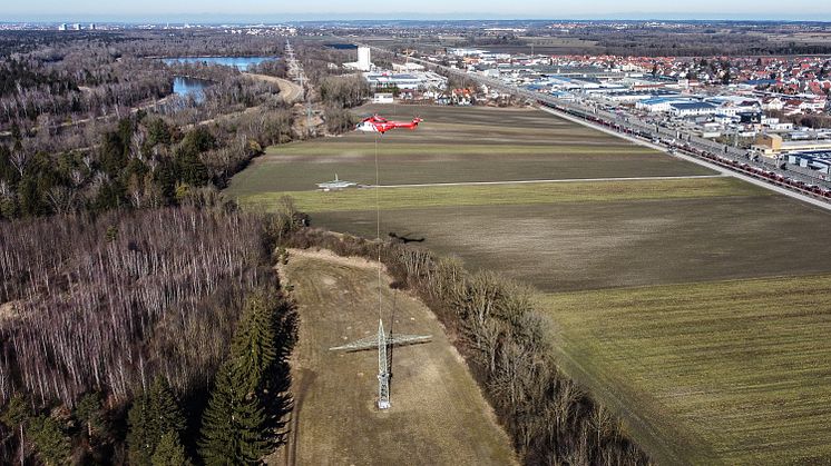 Zum Einsatz kam ein spezieller Lasthubschrauber des Typs Super Puma, der mehr als 4 Tonnen Gewicht anheben kann. (Thorsten Franzisi /LEW)