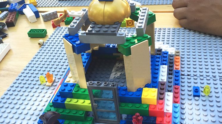 ÖBO använder lego som metod när barnen är med och bygger sin park.