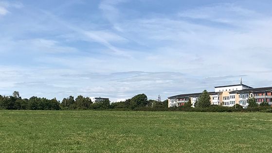 Planområdet är idag till stora delar obebyggt, men i bakgrunden skymtar det befintliga äldreboende. 