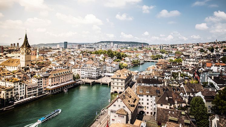 Blick ueber die Stadt Zürich mit der St. Peter Kirche links 