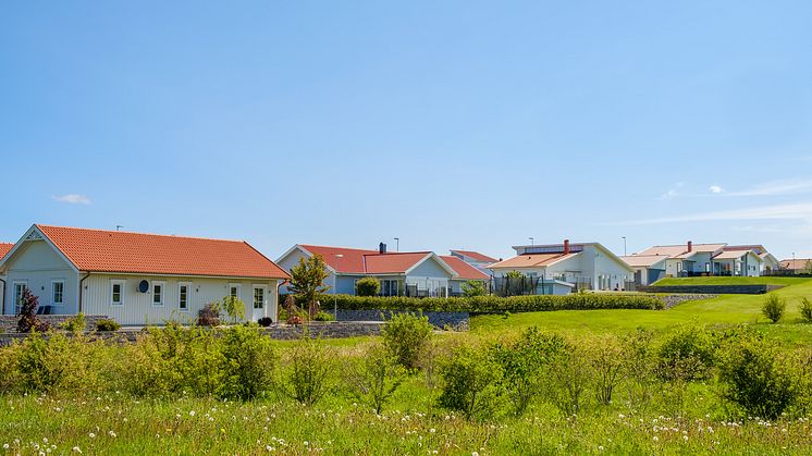 Bostadsområde i Sverige med nylagda tak.