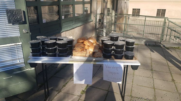 På mötesplatsen Medkänsla delar Islamic Relief ut mat i form av soppkök samt matpaket under hela året. Därtill bistås även med kläder, hygienartiklar och barnartiklar året runt.