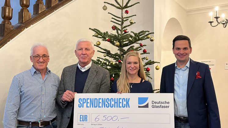 Deutsche Glasfaser, vertreten durch Winfried Kopperschmidt (2.v.l.) und Sibylle Kellerhals (3.v.l.) übergibt an TSV-Vorstand Günter Hohenleitner (1.v.l.) im Beisein von Bürgermeister Emanuel Staffler (1.v.r.) den Spendenscheck. (Foto: Jennifer Böhme)