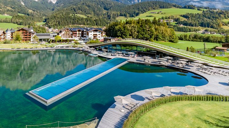 Wellness Terrasse mit Holz: „ATMOSPHERE by Krallerhof