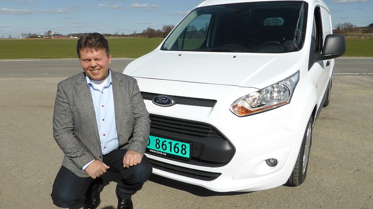 Johnny Løvli ny salgssjef nyttekjøretøy i Ford Motor Norge foran nye Ford Transit Connect
