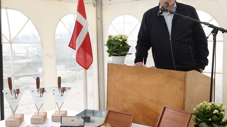 Borgmester Peter Sørensen holdt tale inden grunddokumentet blev muret ind 