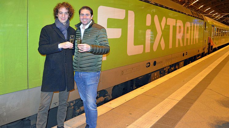 Tom Buchhold (Referat Politik FlixTrain) und Fabian Stenger (Geschäftsführer FlixTrain) freuen sich über die Fahrplan-Erweiterung des FlixTrains - Foto Isabell Gradinger