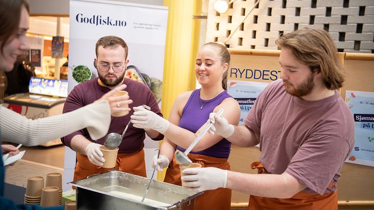 Fersk fiskesuppe er noe av det som blirservert under Sjømatfestivalen. Kantinene har mye sjømat på menyen, og studentene lar seg lokke og inspirere. Her med studentene Ulrik Berge, Benedikte Harjang og Isak Aas. Foto: Ingun A. Mæhlum
