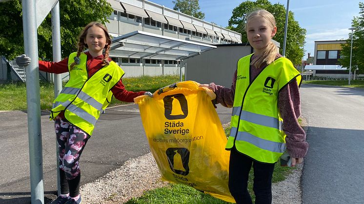 Minellie och Matilda var med och plockade skräp i Städa Dalarna 2023