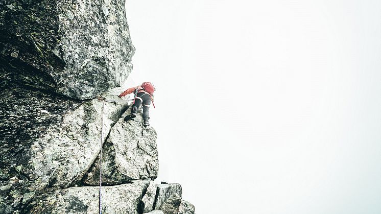 Klatring på Storen er gradert til 3+, noe som ikke er veldig krevende – i hvert fall for en fjellklatrer. Vanlige spreke folk klarer det også med litt hjelp fra førere som Aasen. 