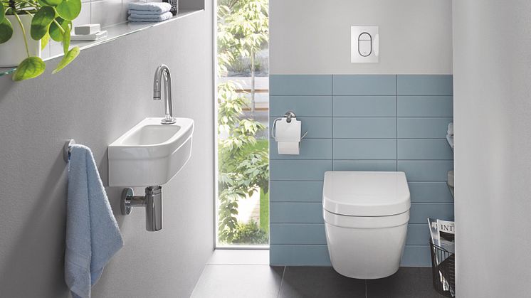 GROHE Essence væghængt toilet, giver mulighed for både et lille og et stort skyl, hvilket kun bruger mellem 3 og 6 liter vand pr. skyl.