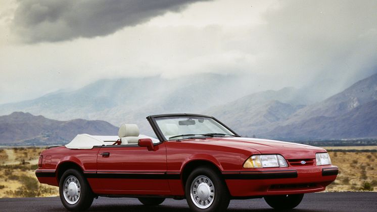 1989_Ford_Mustang_Convertible.jpg