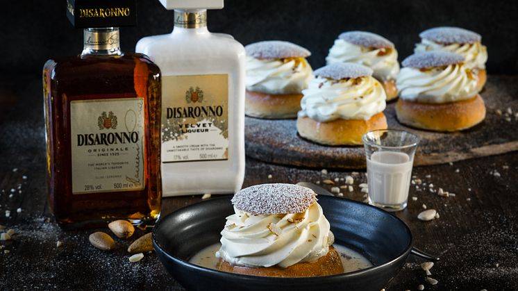 Fira fettisdagen med hetvägg smaksatt med Disaronno
