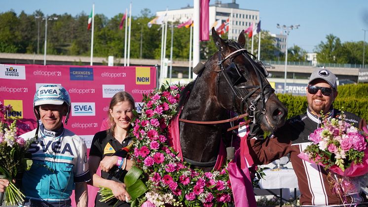 Don Fanucci Zet med (från vänster) kusken Örjan Kihlström, skötaren Ellinor Wennebring och tränaren Daniel Redén segrade i Elitloppet 2021. Foto: TR Bild