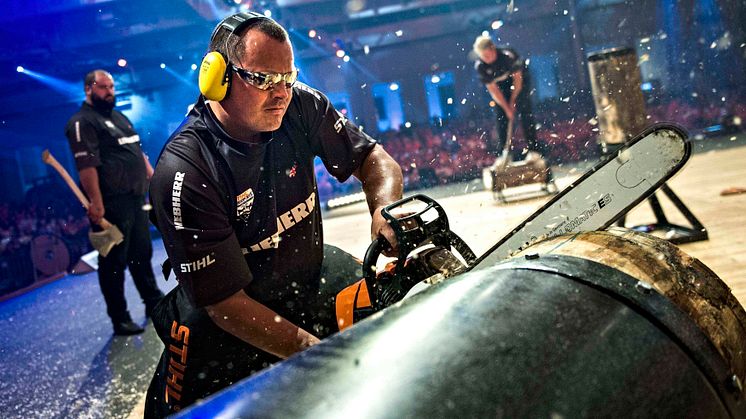 Lagtävlingen i Timbersports avgörs på fredag och börjas sändas kl 19. Den individuella världsmästaren koras på lördagen.
