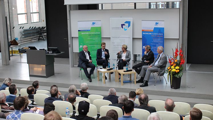 Moderatorin Julia von La Chevallerie begrüßte auf dem Podium als Gesprächspartner Hendrik Fischer (2.v.r.), Prof. Dr. László Ungvári (l.), Dr. Karsten Mühlenfeld (2.v.l.) und Dr. Edmund Ahlers.