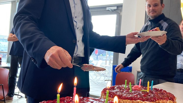 Jens Skifter delar ut tårta.jpg