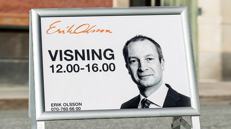 ErikOlsson_liggande_porträtt på skylt barmark nära