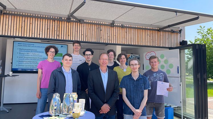 Tutor/-innen, Mentor/-innen und Lehrende der TH Wildau beim Tag der Tutorienarbeit Anfang Juni auf dem Campus. (Bild: TH Wildau)