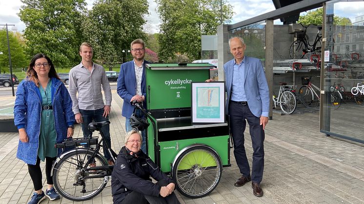 Ansvariga för stadens cykelsatsningar firar tredjeplatsen. Foto Lotta Wittinger
