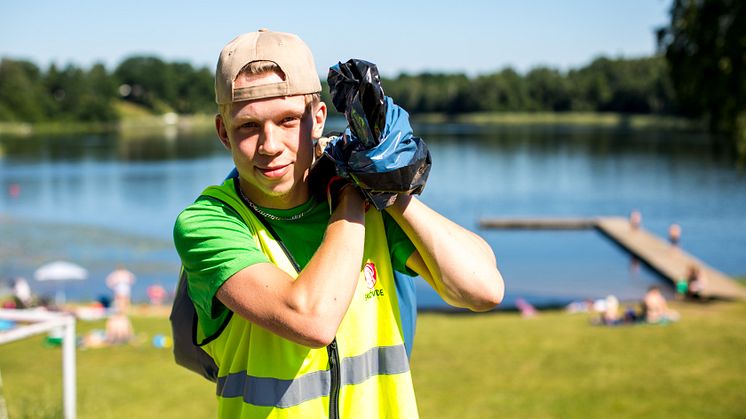Simon, en av kommunens sommarjobbare sommaren 2020 arbetar vid ev av kommunens sjöar.